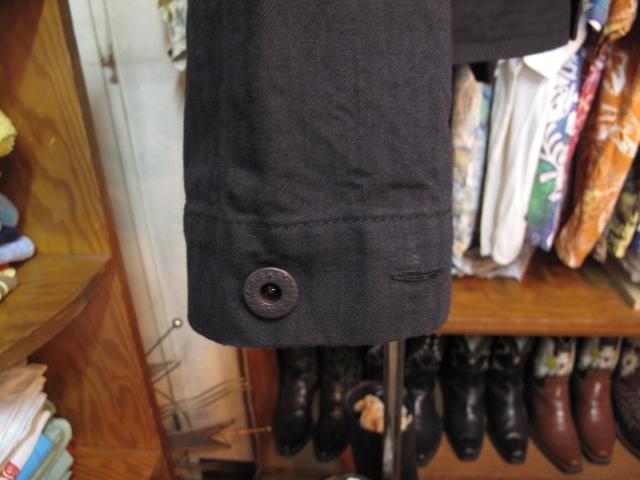 袖口は、ボタンをボタンホールの中に入れ込むタイプになり、外側にも内側にも出ないようなデザインです。